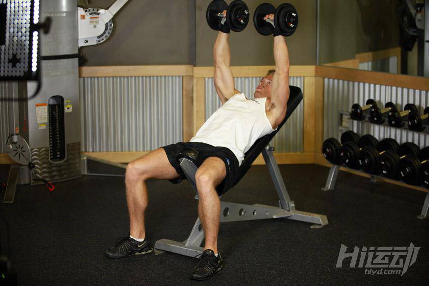 啞鈴練胸計劃 在家也能練出大胸肌