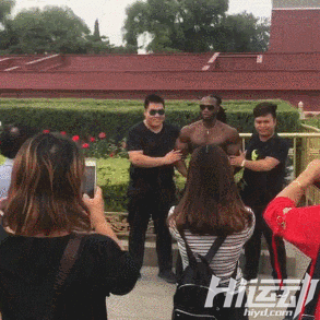 國外黑人天安門前赤裸上身，武警面前束手就擒