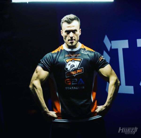 最強(qiáng)壯的CS：GO游戲冠軍！游戲與健身都不耽誤