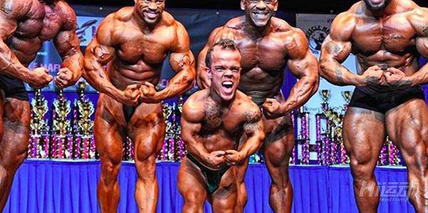 身高1米2卻夢(mèng)想當(dāng)消防員，付出百倍努力健身成小巨人