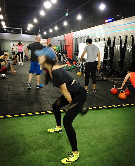 周韋彤健身 穿露肩緊身衣顯翹臀長腿