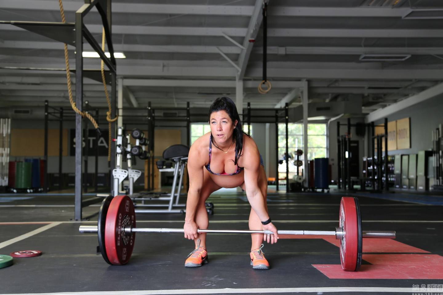 最強悍的孕婦 美國準(zhǔn)媽媽挺大肚舉重