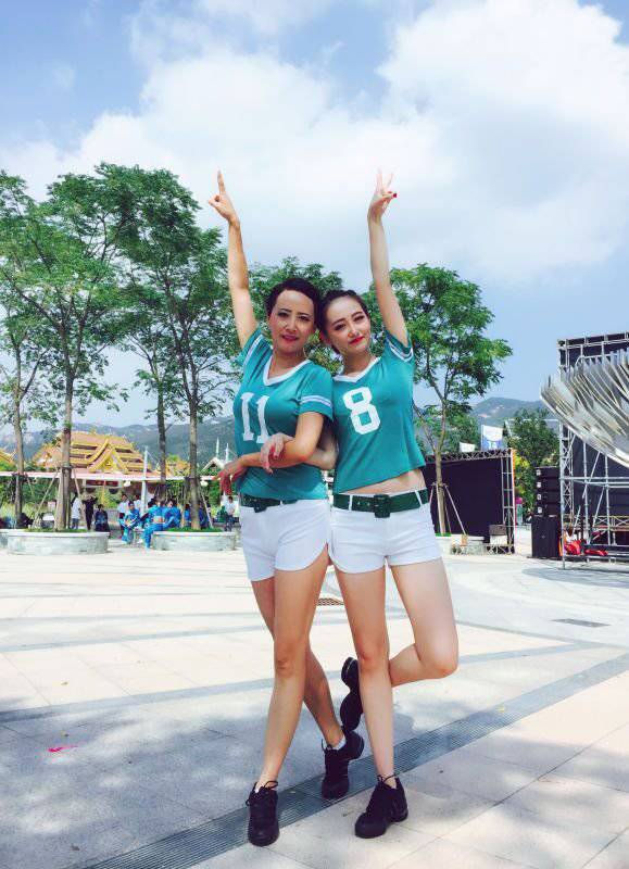 高顏值母女熱愛(ài)健身 奪健美操大賽冠軍