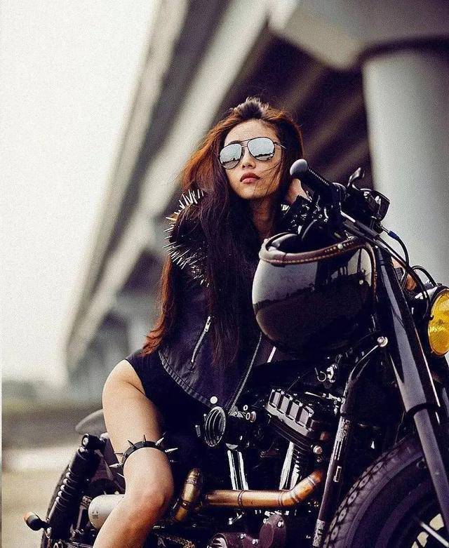 美女教師尺度健身照 學生如何把持