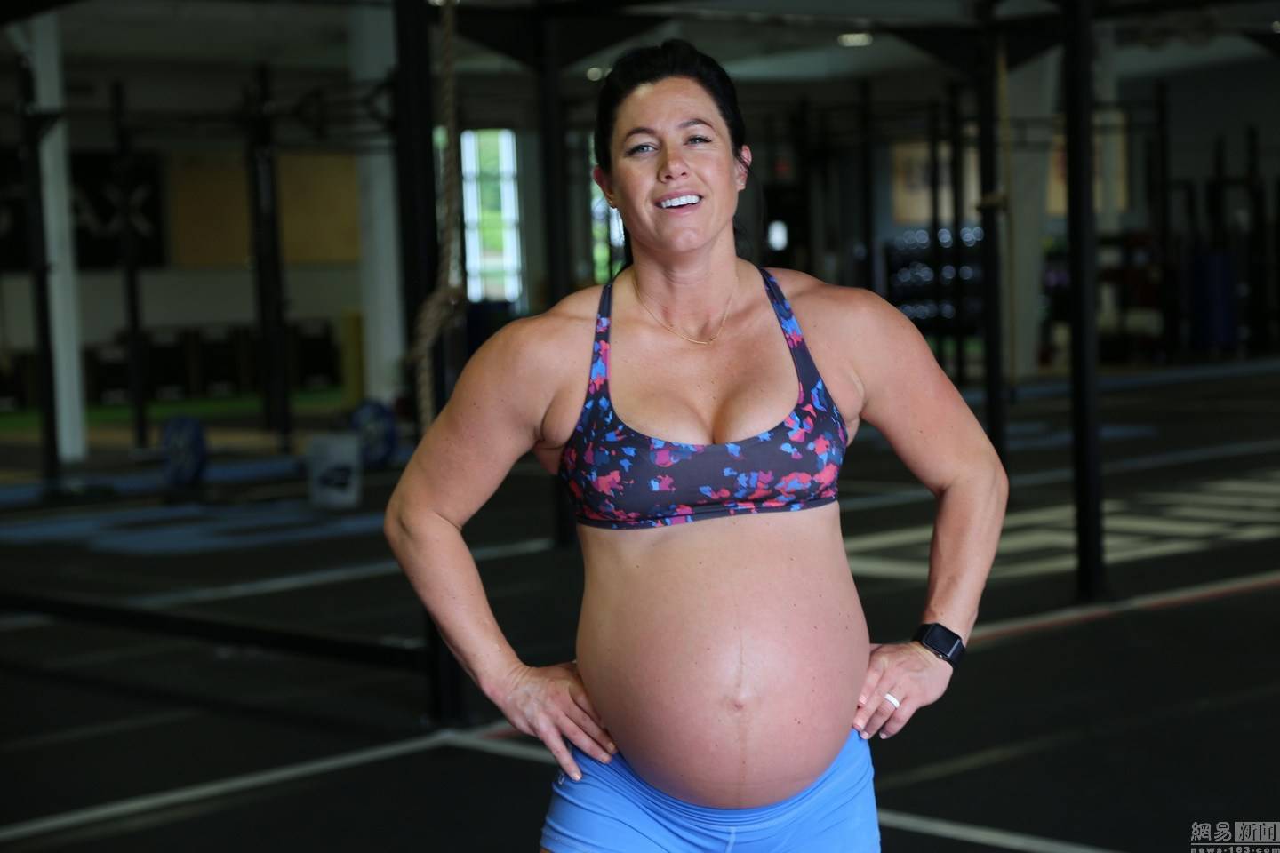 最強悍的孕婦 美國準(zhǔn)媽媽挺大肚舉重