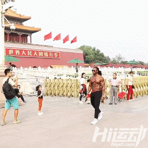 國外黑人天安門前赤裸上身，武警面前束手就擒
