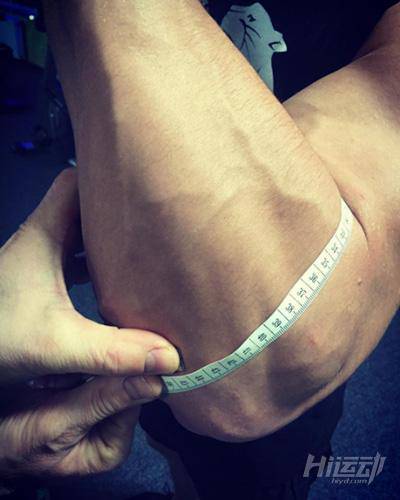 塊頭不大的扳手腕王者！小臂有45厘米粗
