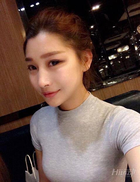 單手抓球 美女秀健身照美哭宅男