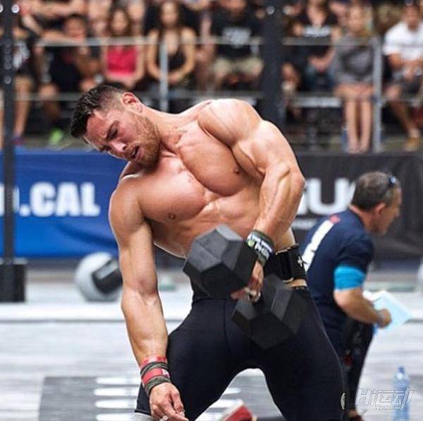 國外大爺挑戰(zhàn)街頭健身小伙！這么強(qiáng)壯活該他裝逼成功