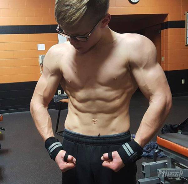 才17歲的小少年，居然把體脂率練只有5%