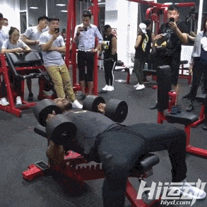 國外黑人天安門前赤裸上身，武警面前束手就擒