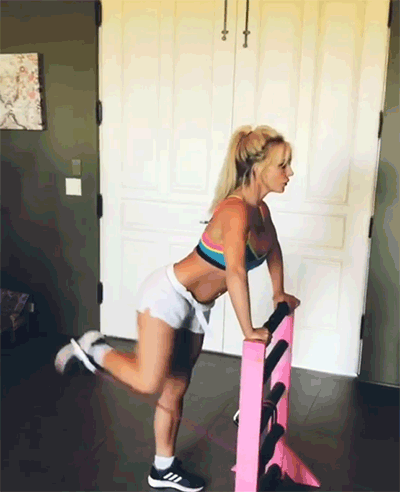 36歲小甜甜布蘭妮身材仍然火辣：倒立、后空翻統統不在話下