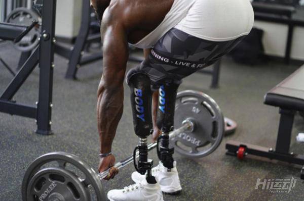 4歲失去雙腿，卻不滿足于假肢能站立！挑戰健身終成冠軍