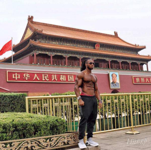 國外黑人天安門前赤裸上身，武警面前束手就擒