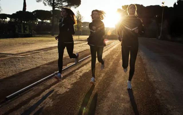 65歲的爺爺脫衣之后 你還有理由不練嗎