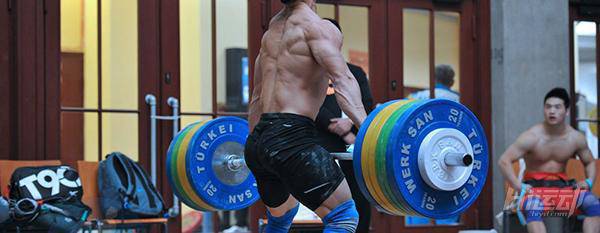 被國外媒體稱為“舉起世界的男人”！一次次刷新老外對力量的認知