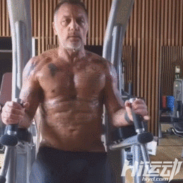 50歲堅持健身練好身材，輕松追到小20歲的模特女友！我差點就信了