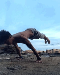 看搬磚小哥如何在工地健身 大寫的牛！