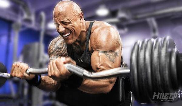 巨石強森女兒剛剛出生，竟然半夜又跑去健身房了