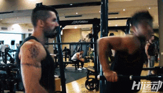 武打明星健身很霸道！占用他的器械，直接叫人滾開