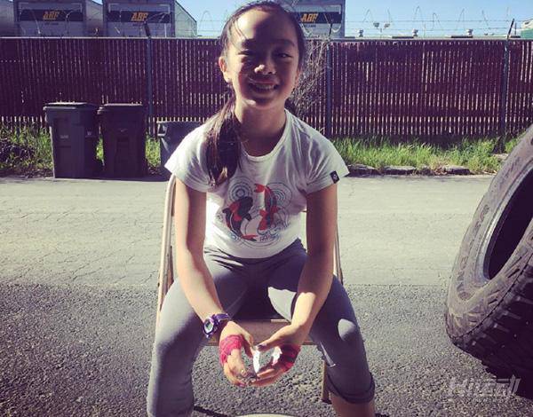 這個11歲蘿莉讓很多人汗顏！硬拉深蹲樣樣精通