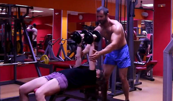 美女健身房呻吟嬌喘 教練把持不住了