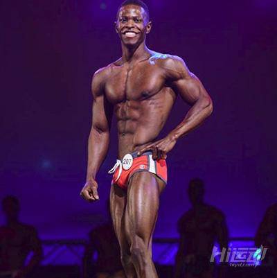 每天先充電才能活！小伙靠人工心臟續命，依然堅持健身