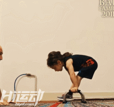 年僅4歲的“小姑涼”一身肌肉，競(jìng)對(duì)父親下如此狠手！