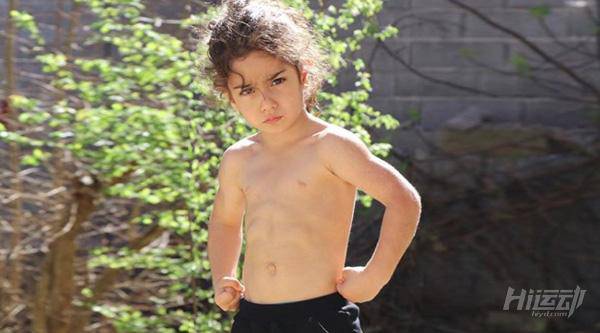 年僅4歲的“小姑涼”一身肌肉，競(jìng)對(duì)父親下如此狠手！