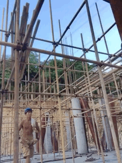 看搬磚小哥如何在工地健身 大寫的牛！