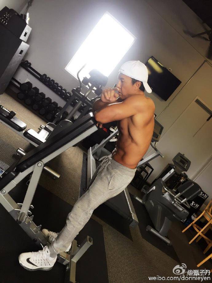 甄子丹秀健身肌肉 挑戰(zhàn)國外健身達人