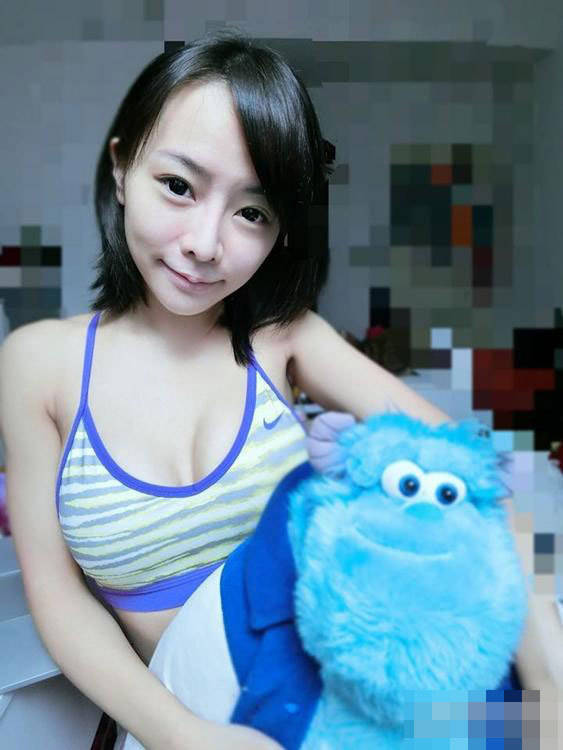 一字馬運(yùn)動(dòng)萌妹走紅 高顏值辣身材