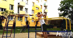 不用器械4年徒手健身！小伙從瘦“鵪鶉”到“肌霸”完美蛻變！