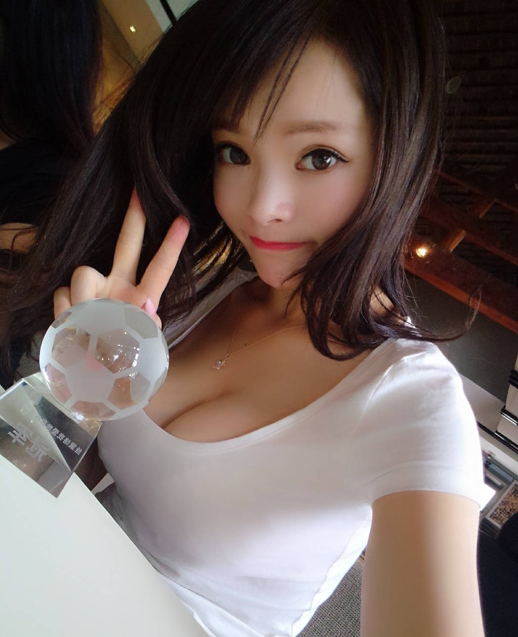 胸大也尷尬 足球寶貝曬私照打馬賽克