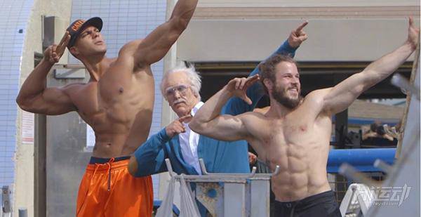 國外大爺挑戰(zhàn)街頭健身小伙！這么強(qiáng)壯活該他裝逼成功