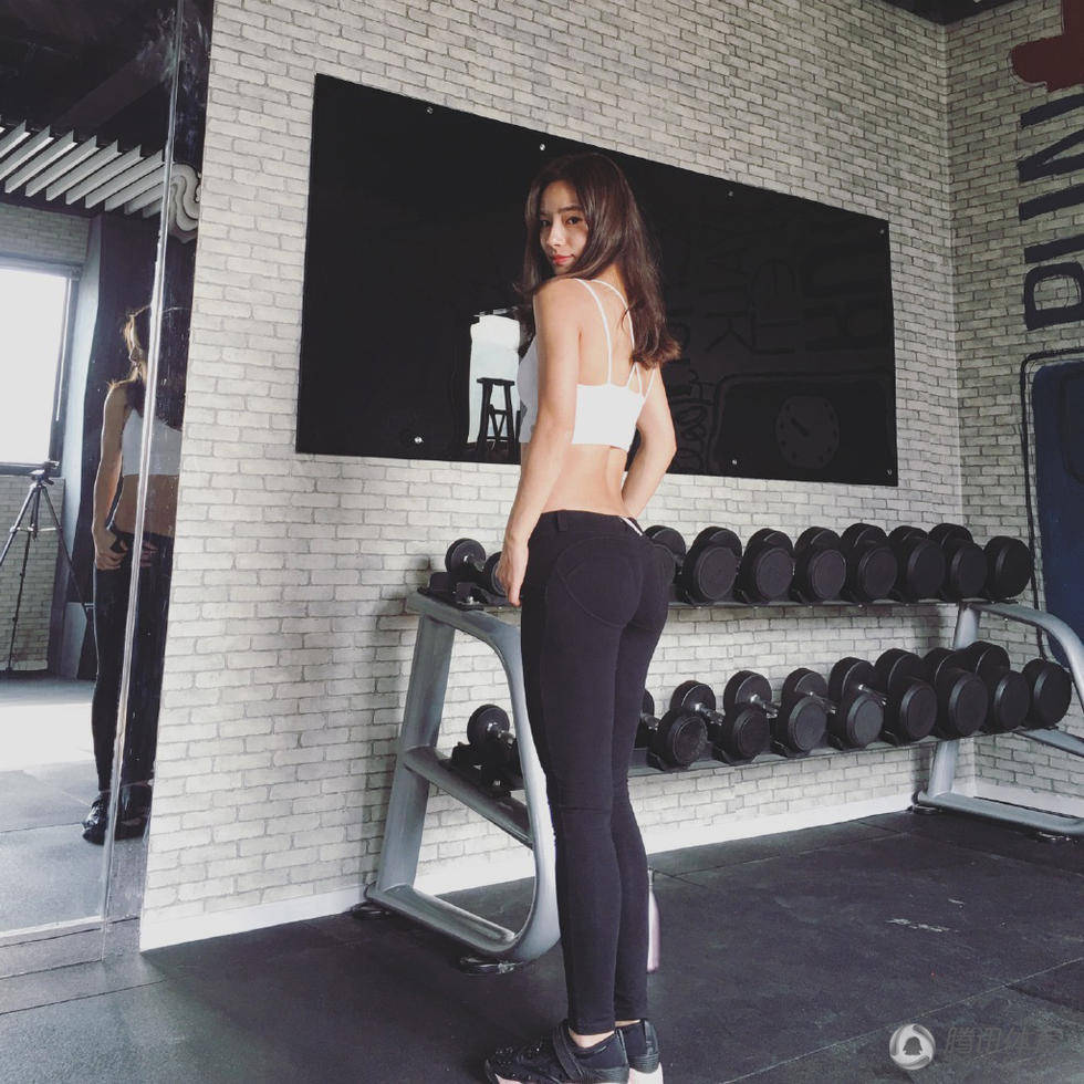 女網友曬私照 緊身衣秀一字馬吸睛