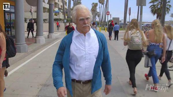 國外大爺挑戰(zhàn)街頭健身小伙！這么強(qiáng)壯活該他裝逼成功