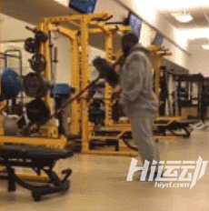 橄欖球運動為什么會經常腦震蕩？看完球員訓練！這跟撞車沒區別