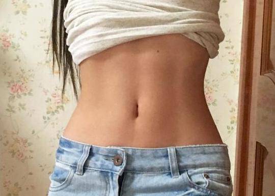 徐嬌微博曬馬甲線 身材完美的美少女