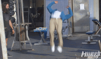 國外大爺挑戰(zhàn)街頭健身小伙！這么強(qiáng)壯活該他裝逼成功