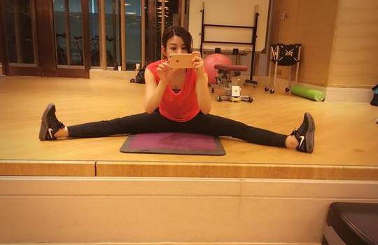 陳妍希微博曬一字馬照片 網(wǎng)友點(diǎn)贊