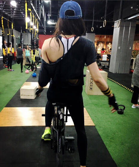 周韋彤健身 穿露肩緊身衣顯翹臀長腿