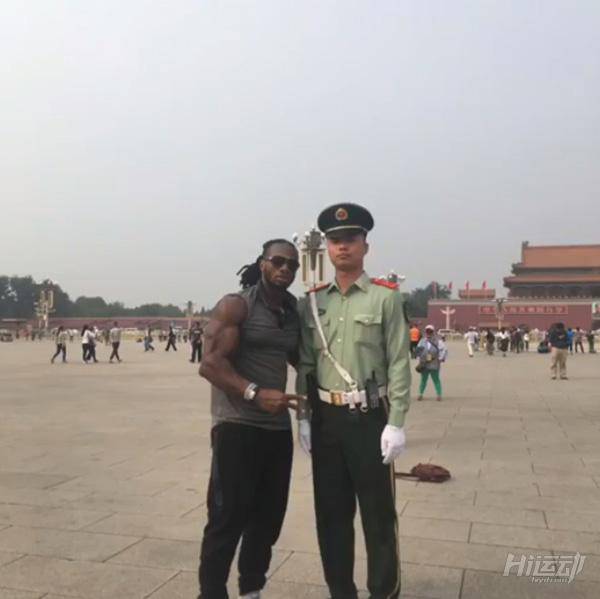 國外黑人天安門前赤裸上身，武警面前束手就擒