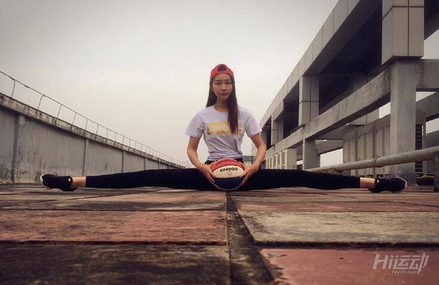 單手抓球 美女秀健身照美哭宅男