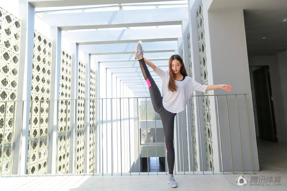 女網友曬私照 緊身衣秀一字馬吸睛