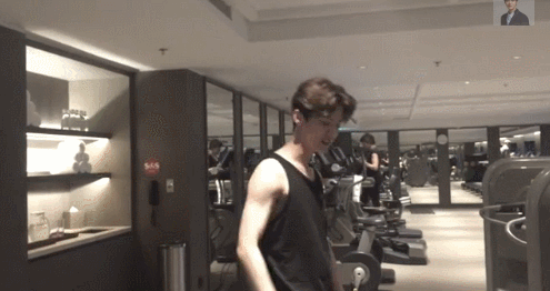 鹿晗出道這四年的肌肉成長史