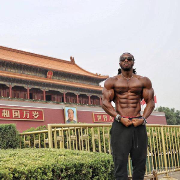 國外黑人天安門前赤裸上身，武警面前束手就擒