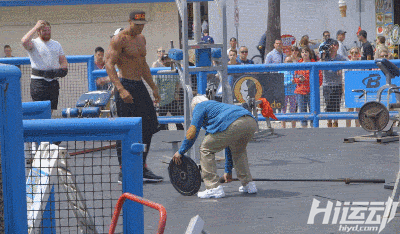 國外大爺挑戰(zhàn)街頭健身小伙！這么強(qiáng)壯活該他裝逼成功