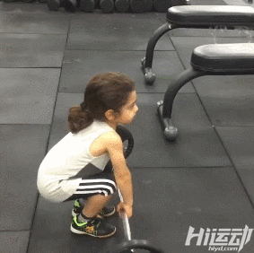 年僅4歲的“小姑涼”一身肌肉，競(jìng)對(duì)父親下如此狠手！