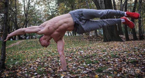 不用器械4年徒手健身！小伙從瘦“鵪鶉”到“肌霸”完美蛻變！